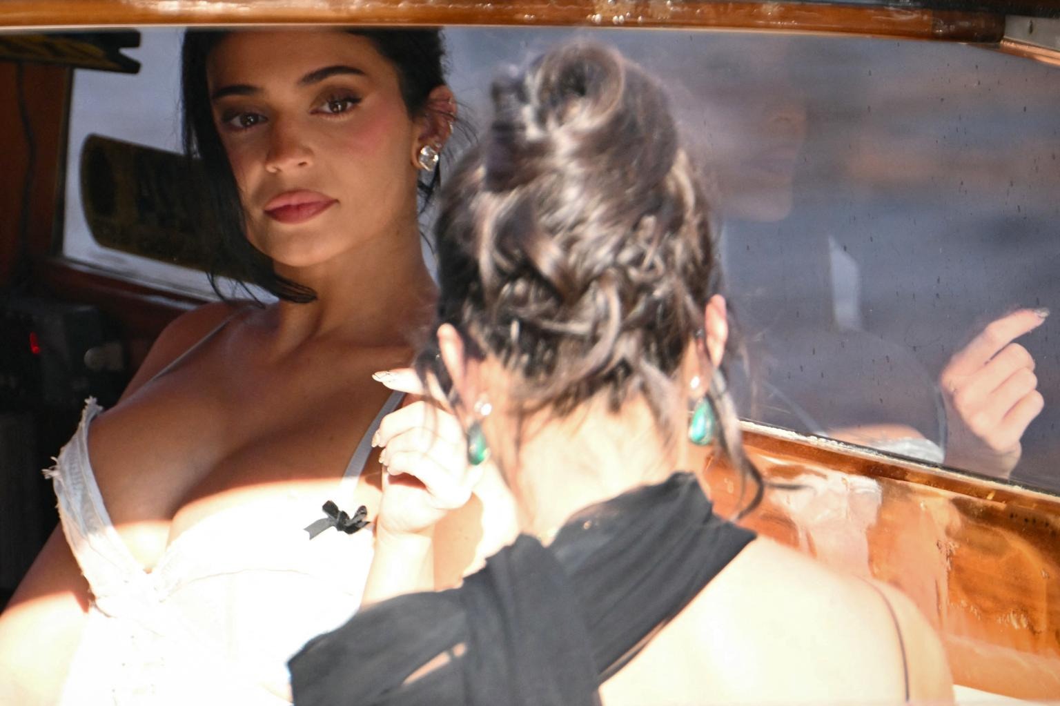 Đám cưới tỷ phú Jeff Bezos: Kim Kardashian - Kylie Jenner sexy