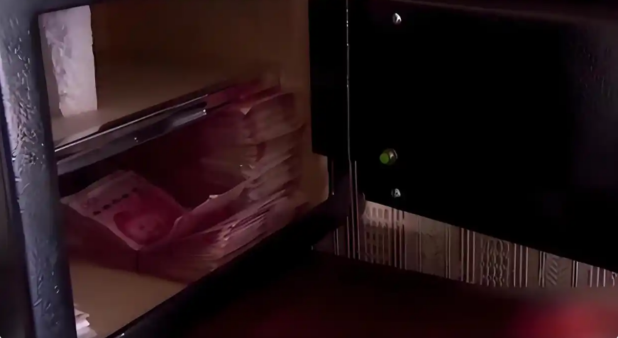 Tối bỏ hơn 264 triệu đồng tiền mặt vào két sắt, sáng hôm sau đã “bay mất” 36 triệu: Cảnh sát kiểm tra camera, vạch trần Tối bỏ hơn 264 triệu đồng tiền mặt vào két sắt, sáng hôm sau đã “bay mất” 36 triệu: Cảnh sát kiểm tra camera, vạch trần