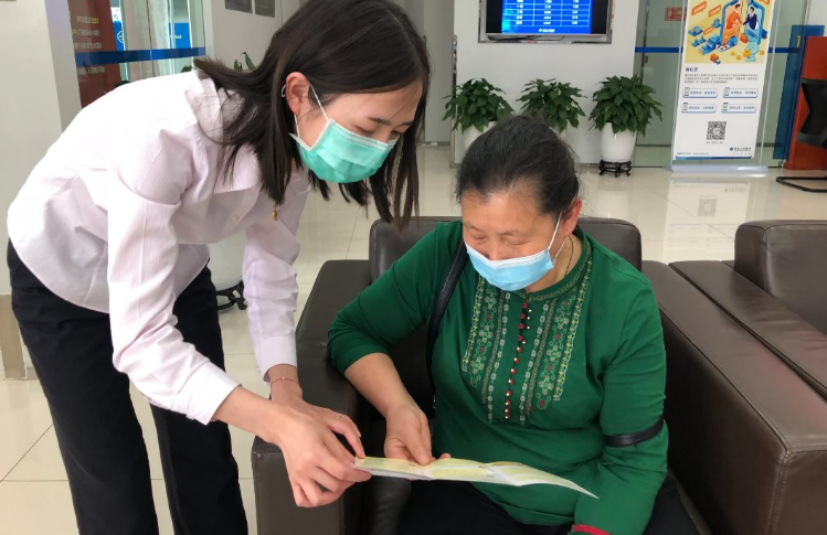 Bà nội chi 335 triệu đồng mua bảo hiểm cho cháu gái, 11 năm sau đi rút tiền cho cháu nhập học thì được thông báo: “Muốn nhận đủ tiền thì phải chờ 42 năm nữa”- Ảnh 1. Bà nội chi 335 triệu đồng mua bảo hiểm cho cháu gái, 11 năm sau đi rút tiền cho cháu nhập học thì được thông báo: “Muốn nhận đủ tiền thì phải chờ 42 năm nữa”- Ảnh 1.