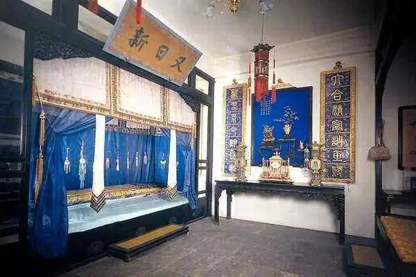 Giải mã bí ẩn: Vì sao vua chúa Trung Hoa ngủ trên chiếc giường hẹp chỉ 1m?- Ảnh 2.