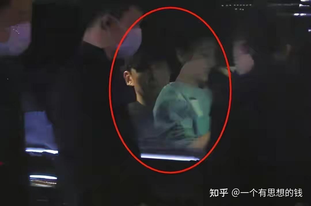 Lộ clip chồng 1 “chị đẹp” đưa gái trẻ đi bar, còn ôm trên xe- Ảnh 5.