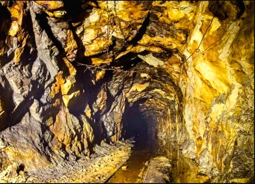 Phát hiện mỏ vàng hơn 1.400 tấn, thân quặng sâu 1.250m: Chính quyền lập tức phong tỏa toàn khu vực- Ảnh 1.