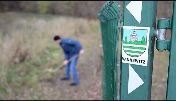 Công nhân phát hiện 8 thỏi vàng khi đang cắt cỏ: Cảnh sát vào cuộc, giá trị ước tính hơn 900 triệu đồng- Ảnh 2. Công nhân phát hiện 8 thỏi vàng khi đang cắt cỏ: Cảnh sát vào cuộc, giá trị ước tính hơn 900 triệu đồng- Ảnh 2.