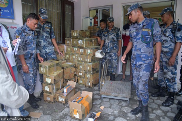 Kiểm tra thùng đựng má phanh xe máy, bất ngờ tìm thấy 360 kg vàng- Ảnh 1.