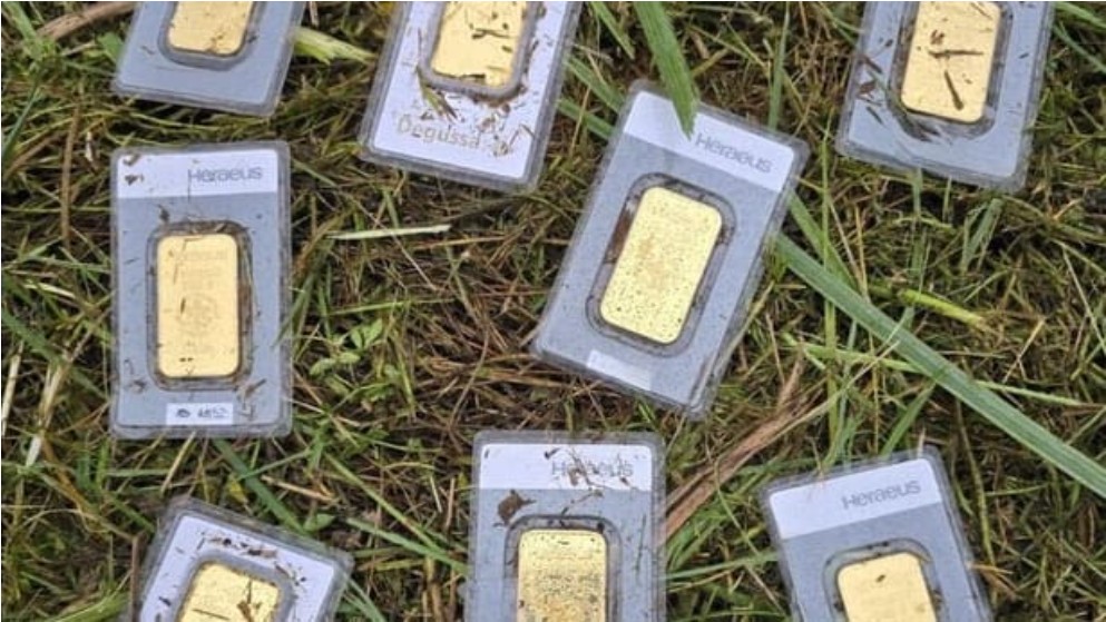 Công nhân phát hiện 8 thỏi vàng khi đang cắt cỏ: Cảnh sát vào cuộc, giá trị ước tính hơn 900 triệu đồng- Ảnh 1. Công nhân phát hiện 8 thỏi vàng khi đang cắt cỏ: Cảnh sát vào cuộc, giá trị ước tính hơn 900 triệu đồng- Ảnh 1.