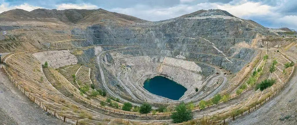 Phát hiện mỏ vàng hơn 1.400 tấn, thân quặng sâu 1.250m: Chính quyền lập tức phong tỏa toàn khu vực- Ảnh 3.