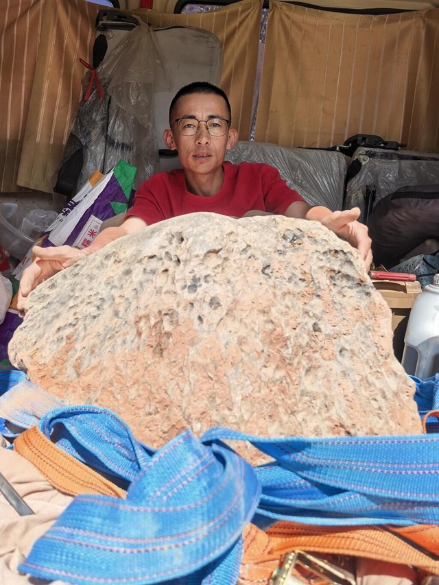 Đào đất hơn 10 tiếng, người đàn ông phát hiện vật thể lạ nặng tới 423 kg khiến giới khoa học kinh ngạc- Ảnh 1.