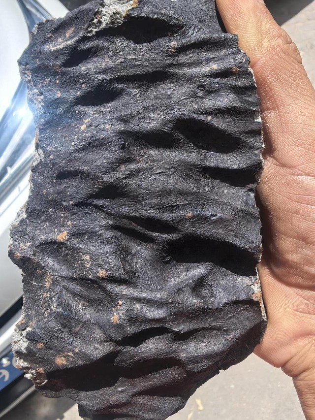 Đào đất hơn 10 tiếng, người đàn ông phát hiện vật thể lạ nặng tới 423 kg khiến giới khoa học kinh ngạc- Ảnh 2.