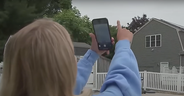 Đang thư giãn trong bồn tắm, cô gái bất ngờ