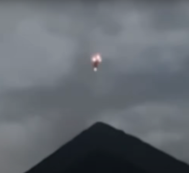 Đang thư giãn trong bồn tắm, cô gái bất ngờ