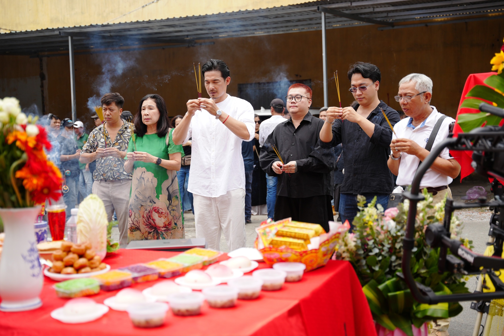 Tài tử có “gương mặt điện ảnh” đẹp nhất Việt Nam: Nhan sắc chặt chém cả showbiz, mặc áo rách lên người vẫn sang- Ảnh 2.