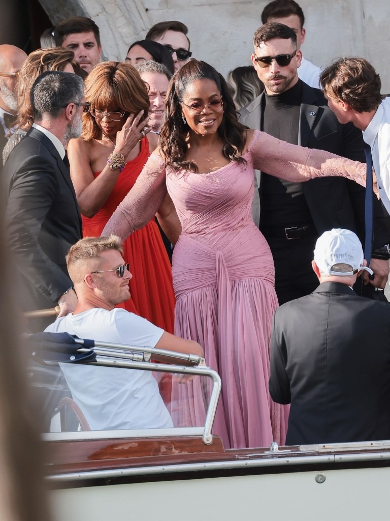 Đám cưới tỷ phú Jeff Bezos: Kim Kardashian - Kylie Jenner sexy