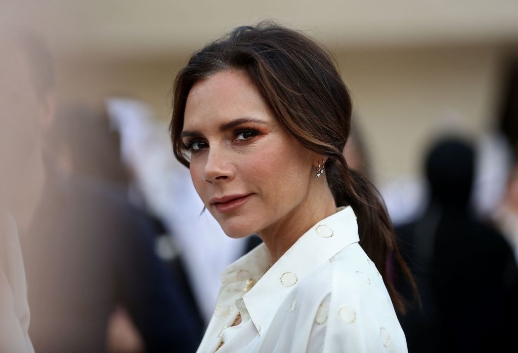 Biến căng cho Victoria Beckham: Con dâu chiêu trò hành