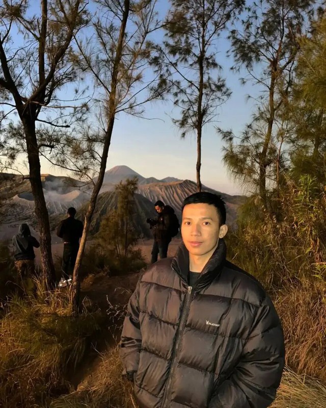 Video sốc: Chụp ảnh check in, thanh niên 20 tuổi bất ngờ bị sóng