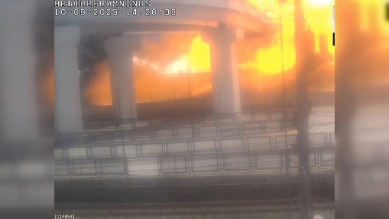 Khoảnh khắc xe chở xăng phát nổ khiến gần 100 người thương vong, mọi người bỏ chạy trong tiếng la hét cầu cứu- Ảnh 1.