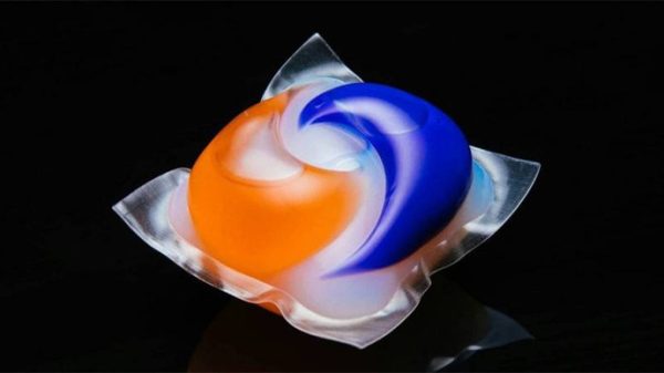 Viên giặt vỡ bắn vào mắt, người phụ nữ gần như mù một bên vien giat 09265631 1763956792672 17639567932161048509753