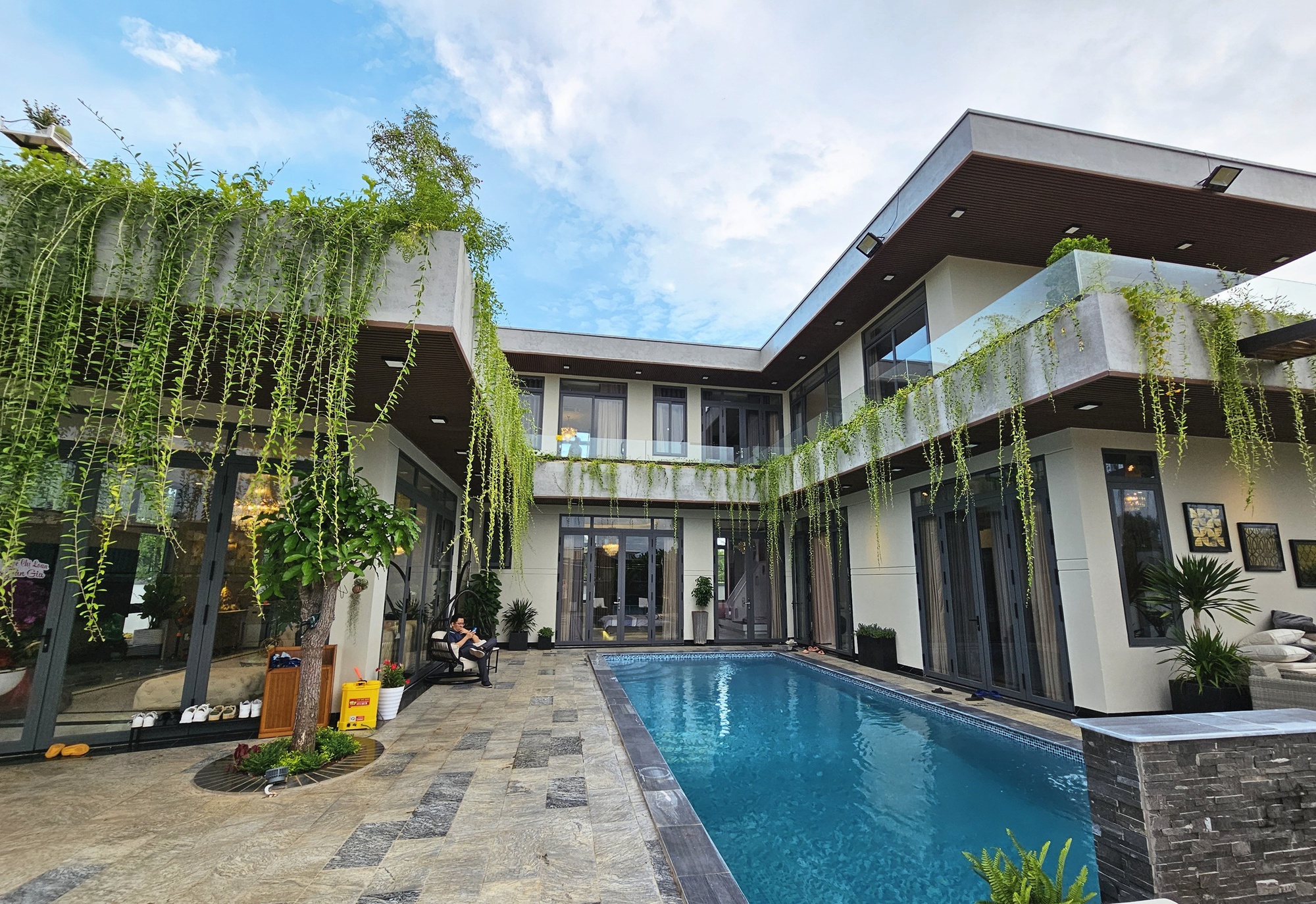 Nam ca sĩ khốn đốn vì 1 bức ảnh: Sở hữu biệt thự