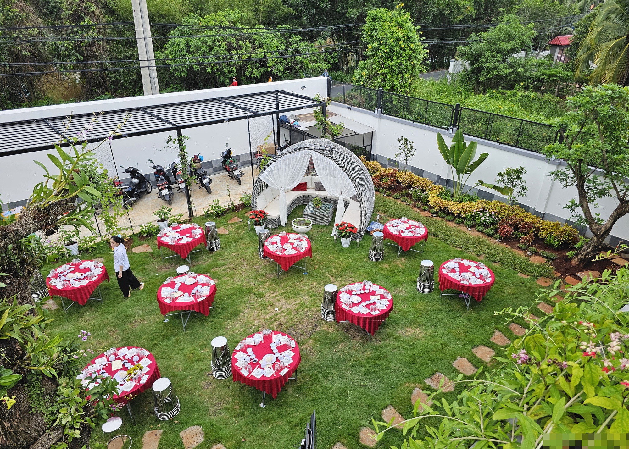 Nam ca sĩ khốn đốn vì 1 bức ảnh: Sở hữu biệt thự