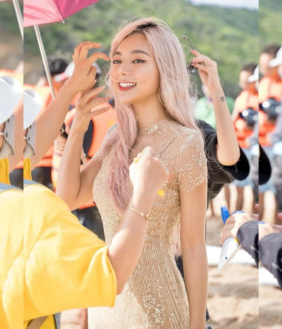 "Ngọc nữ" Lật Mặt vừa được bạn trai cầu hôn ở Canada: Thân thế "không phải dạng vừa", body đồng hồ cát gây trầm trồ vinh xuan 2 1749267911 889 width960height1120