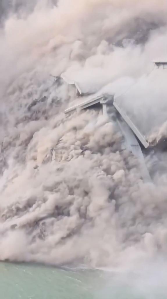 Khoảnh khắc cầu sập kinh hoàng chỉ vài tháng sau khi hoàn thành- Ảnh 1.