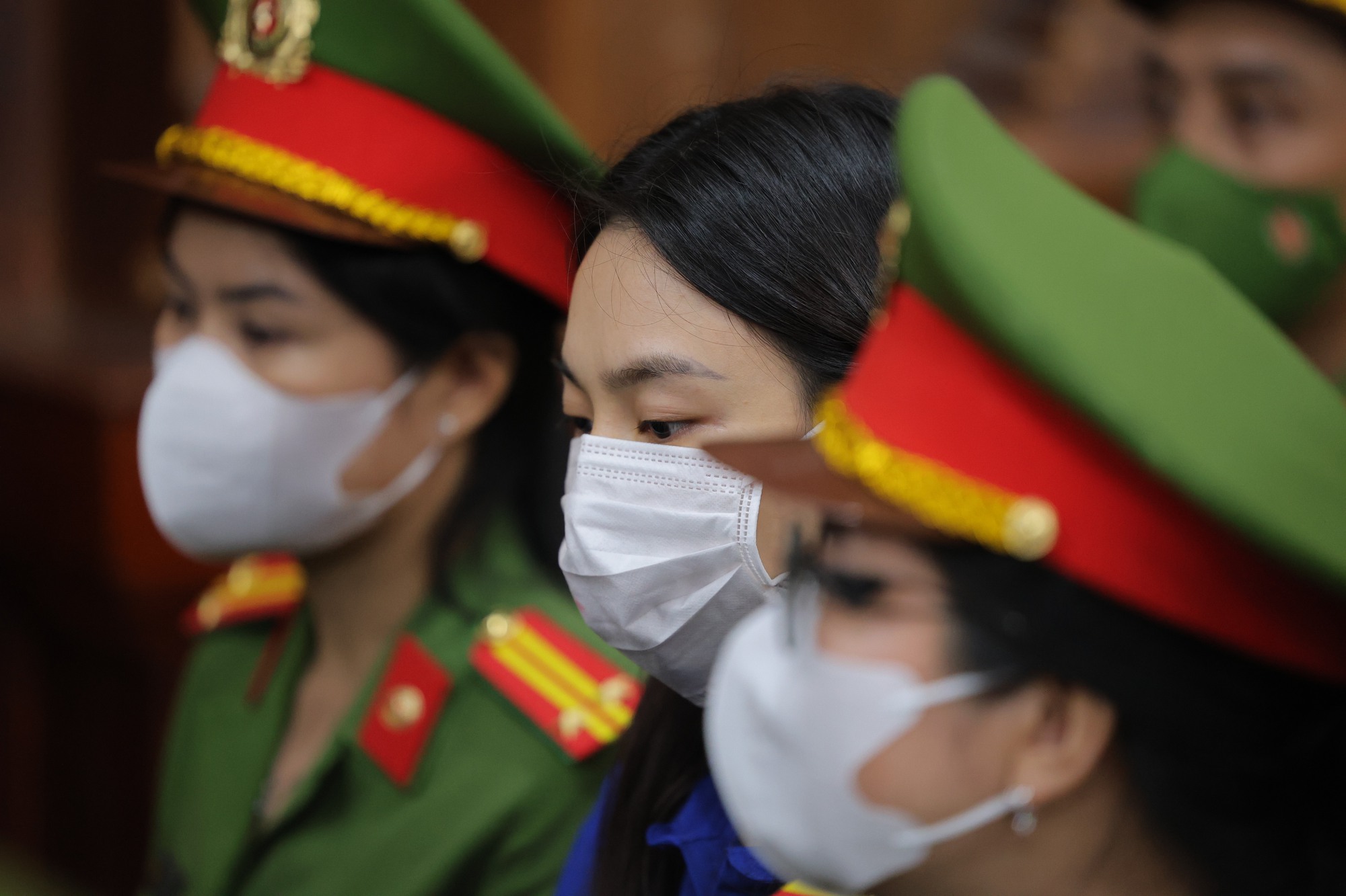 Thái độ của Thuỳ Tiên trong phiên toà xét xử vụ án Kẹo Kera, một ánh mắt nói lên tất cả- Ảnh 5. Thái độ của Thuỳ Tiên trong phiên toà xét xử vụ án Kẹo Kera, một ánh mắt nói lên tất cả- Ảnh 5.