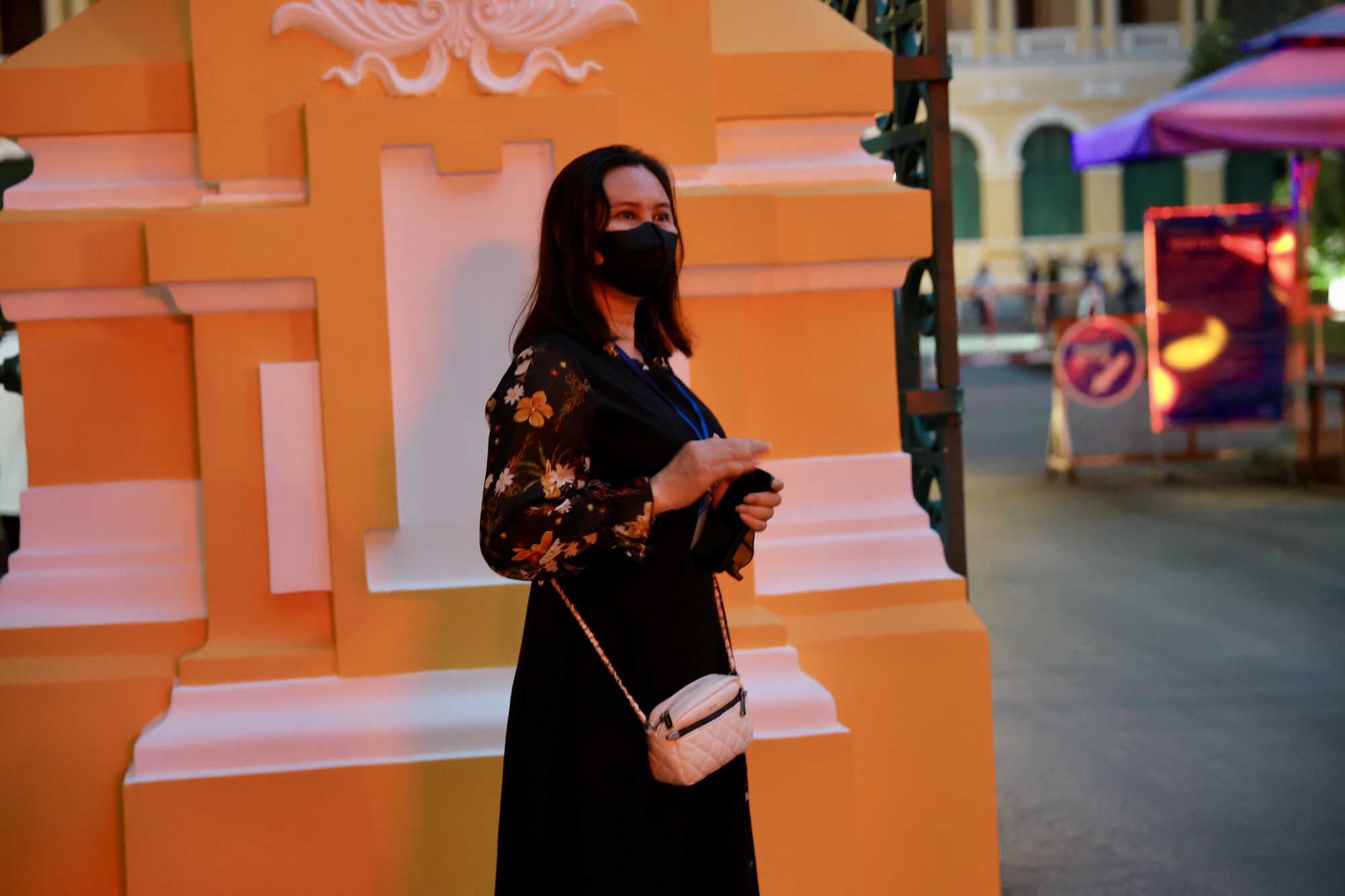 Mẹ Thùy Tiên gục khóc, con gái vẫy tay chào sau khi nghe tòa tuyên án 2 năm tù- Ảnh 8.