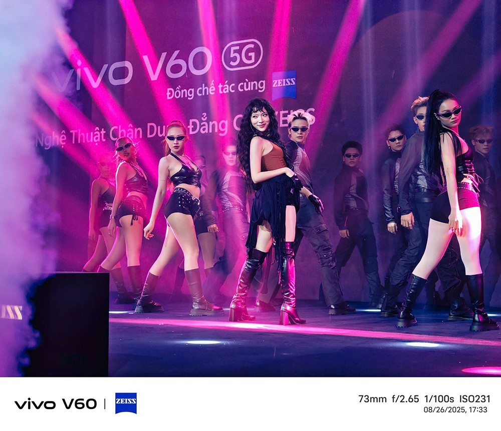 Ca sĩ Mỹ Mỹ trình diễn ca khúc “Đố anh giữ được em” tại sự kiện ra mắt vivo V60 5G