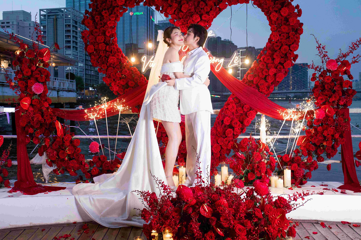 Nam nghệ sĩ vừa lên chức bố ở tuổi 53: Vợ siêu giàu, ở biệt thự 200 tỷ đồng, có 3 con riêng- Ảnh 1.