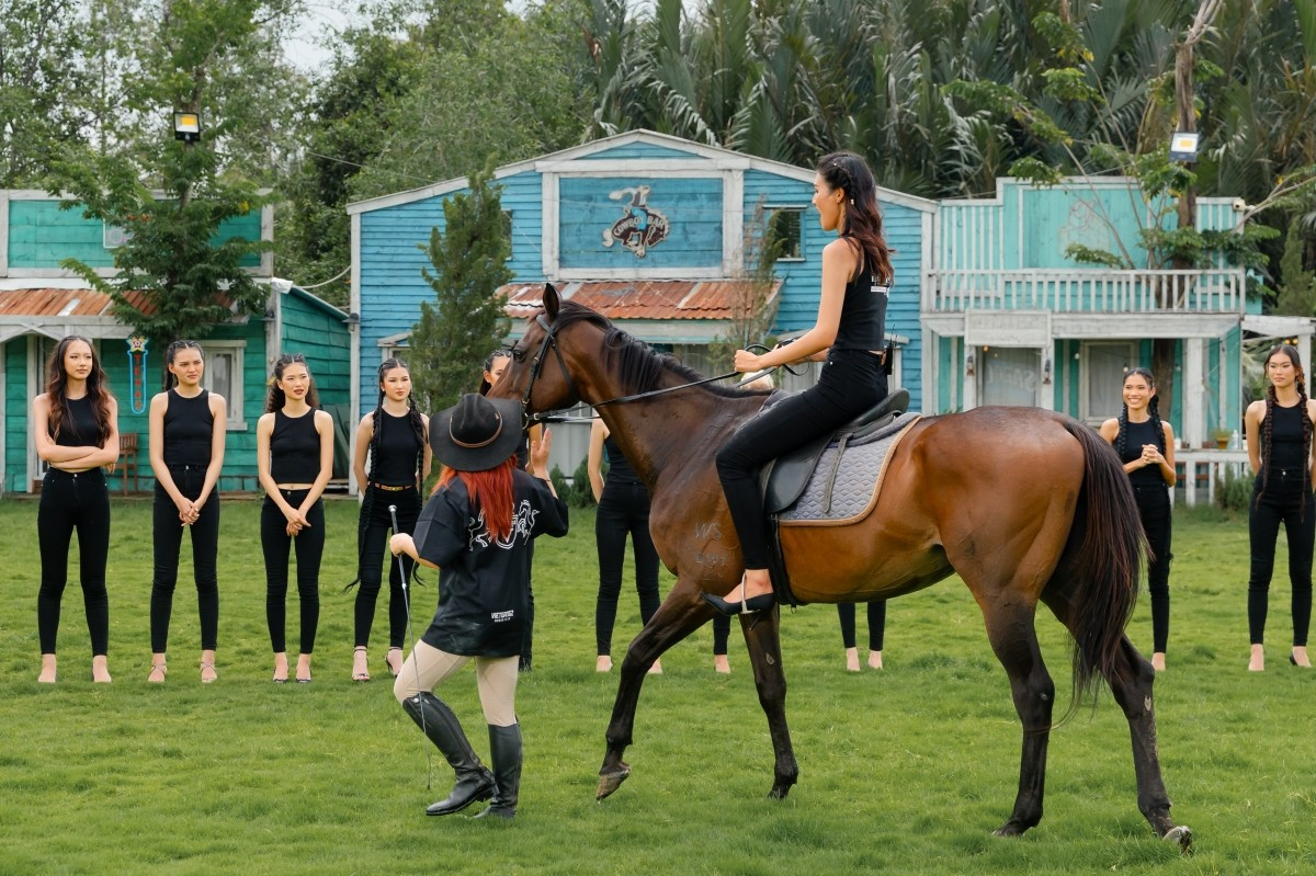 Tập 2 Vietnam's Next Top Model: Nàng Mơ ngã khỏi lưng ngựa, luật chơi mới