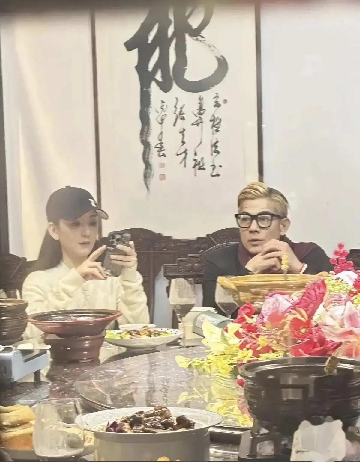 Quách Phú Thành rời quê vợ trong đêm vì bị khán giả vây kín- Ảnh 2. Quách Phú Thành rời quê vợ trong đêm vì bị khán giả vây kín- Ảnh 2.