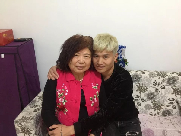 Chàng trai 28 tuổi lấy vợ U70, cuộc sống hiện tại gây bất ngờ- Ảnh 1.