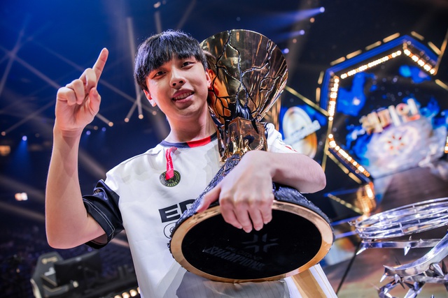 Nhà vô địch thế giới Esports bị cả đội cùng lên án vì thái độ Nhà vô địch thế giới Esports bị cả đội cùng lên án vì thái độ