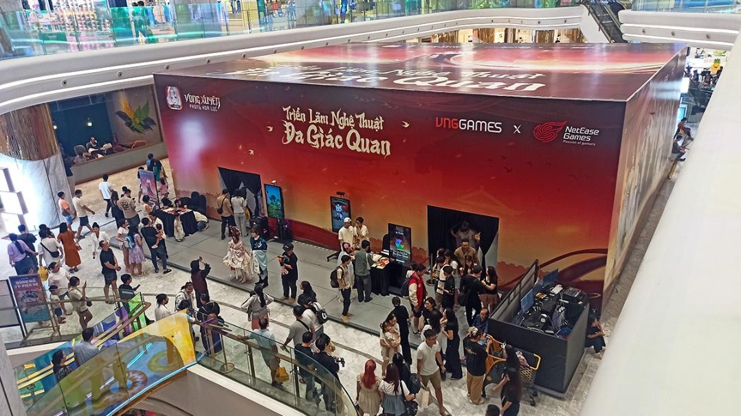 Quan khách trầm trồ khi trải nghiệm triển lãm đa giác quan của Vong Xuyên Phong Hoa Lục tại TP. HCM vongxuyenphonghoaluc0sukien 1