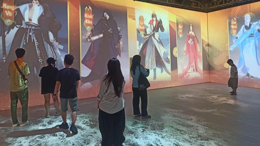 Quan khách trầm trồ khi trải nghiệm triển lãm đa giác quan của Vong Xuyên Phong Hoa Lục tại TP. HCM vongxuyenphonghoaluc0sukien 2