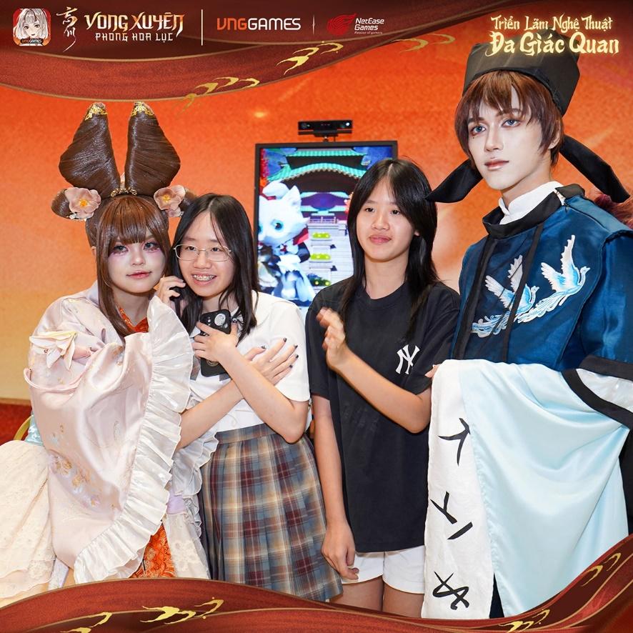 Quan khách trầm trồ khi trải nghiệm triển lãm đa giác quan của Vong Xuyên Phong Hoa Lục tại TP. HCM vongxuyenphonghoaluc0sukien 3