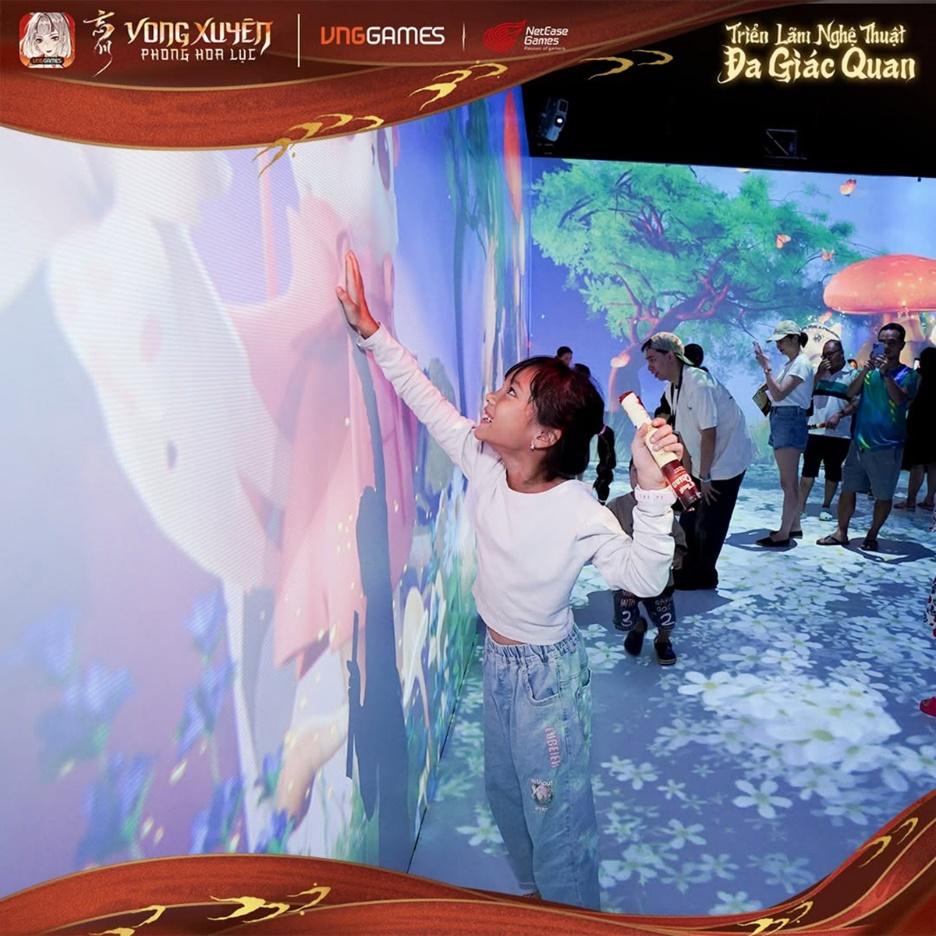 Quan khách trầm trồ khi trải nghiệm triển lãm đa giác quan của Vong Xuyên Phong Hoa Lục tại TP. HCM vongxuyenphonghoaluc0sukien 4