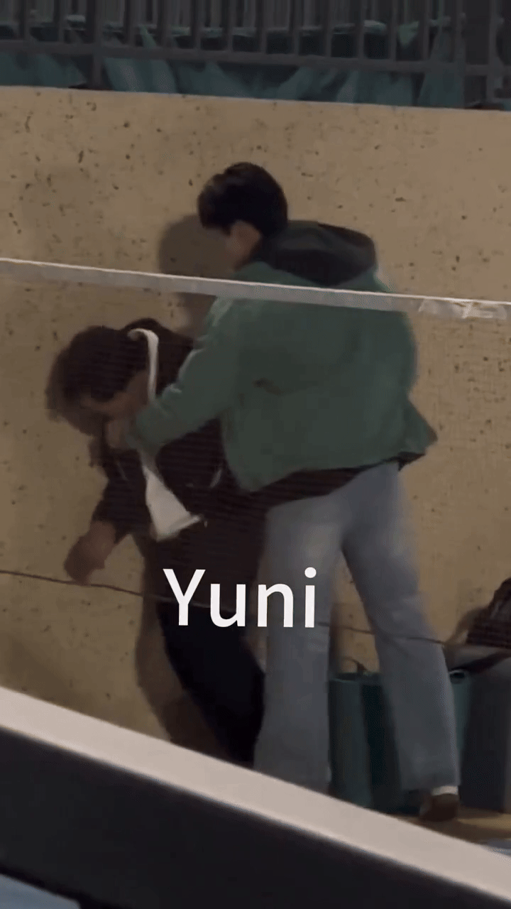 Clip sốc: Nam diễn viên 2k4 ngã khuỵu vì bị đồng nghiệp đấm mạnh vào mặt- Ảnh 2. Clip sốc: Nam diễn viên 2k4 ngã khuỵu vì bị đồng nghiệp đấm mạnh vào mặt- Ảnh 2.