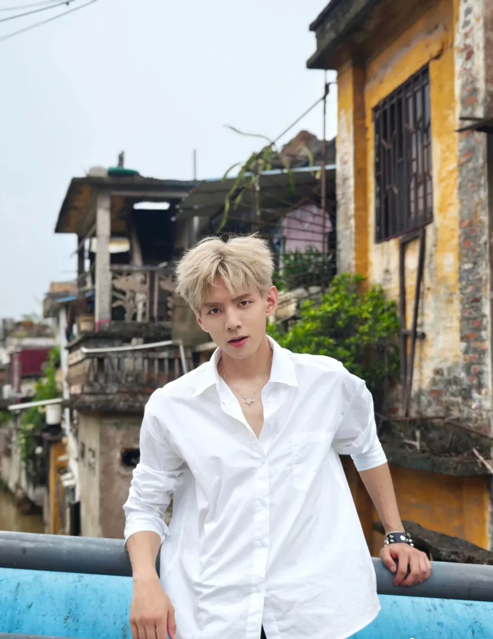 Clip sốc: Nam diễn viên 2k4 ngã khuỵu vì bị đồng nghiệp đấm mạnh vào mặt- Ảnh 3. Clip sốc: Nam diễn viên 2k4 ngã khuỵu vì bị đồng nghiệp đấm mạnh vào mặt- Ảnh 3.