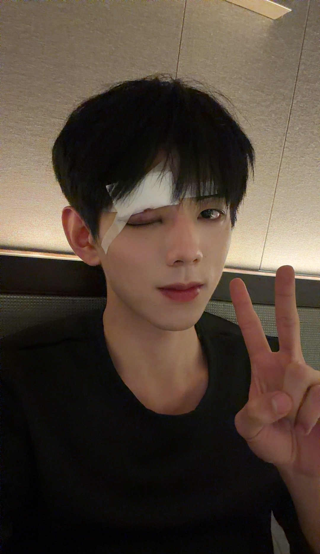 Clip sốc: Nam diễn viên 2k4 ngã khuỵu vì bị đồng nghiệp đấm mạnh vào mặt- Ảnh 4. Clip sốc: Nam diễn viên 2k4 ngã khuỵu vì bị đồng nghiệp đấm mạnh vào mặt- Ảnh 4.