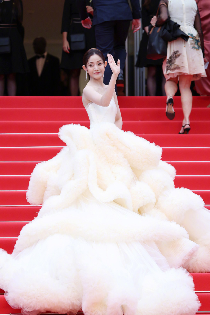 Clip 1 sao nữ Cbiz bị 4 bảo vệ Cannes cùng lúc đuổi khỏi thảm đỏ vẫn