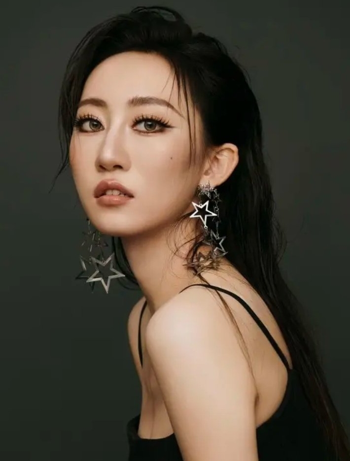 Bắt gặp nữ diễn viên có bằng thạc sĩ đi phát tờ rơi ngoài đường, đóng 1.000 bộ phim vẫn phải chạy ăn từng bữa- Ảnh 4.