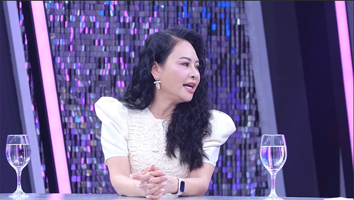 vua-ly-hon-thi-phat-hien-minh-co-thai-poster-chi-em-go-roi-tap-43-2-1761537294-638-width700height395 Ca sĩ Đông Đào không giấu được xúc động trước câu chuyện của nhân vật.