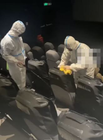 Vừa ngồi xuống ghế, người phụ nữ tái mặt khi chứng kiến cảnh tượng nổi da gà- Ảnh 3.