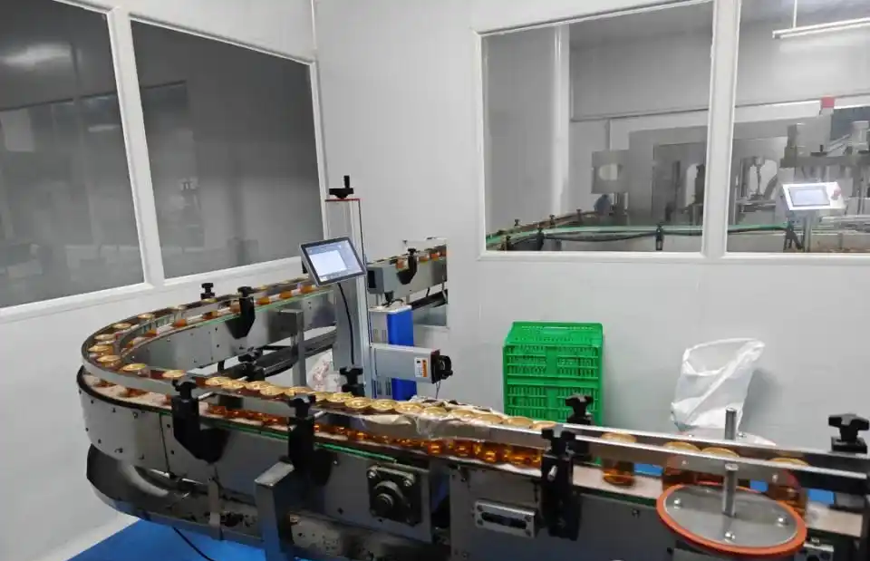 Đột kích cơ sở sản xuất gia vị lẩu giả bán cho nhiều nhà hàng lớn, đã tiêu thụ đến 6,5 triệu chai, tổng số tiền liên quan hơn 51 tỷ đồng- Ảnh 1. Đột kích cơ sở sản xuất gia vị lẩu giả bán cho nhiều nhà hàng lớn, đã tiêu thụ đến 6,5 triệu chai, tổng số tiền liên quan hơn 51 tỷ đồng- Ảnh 1.