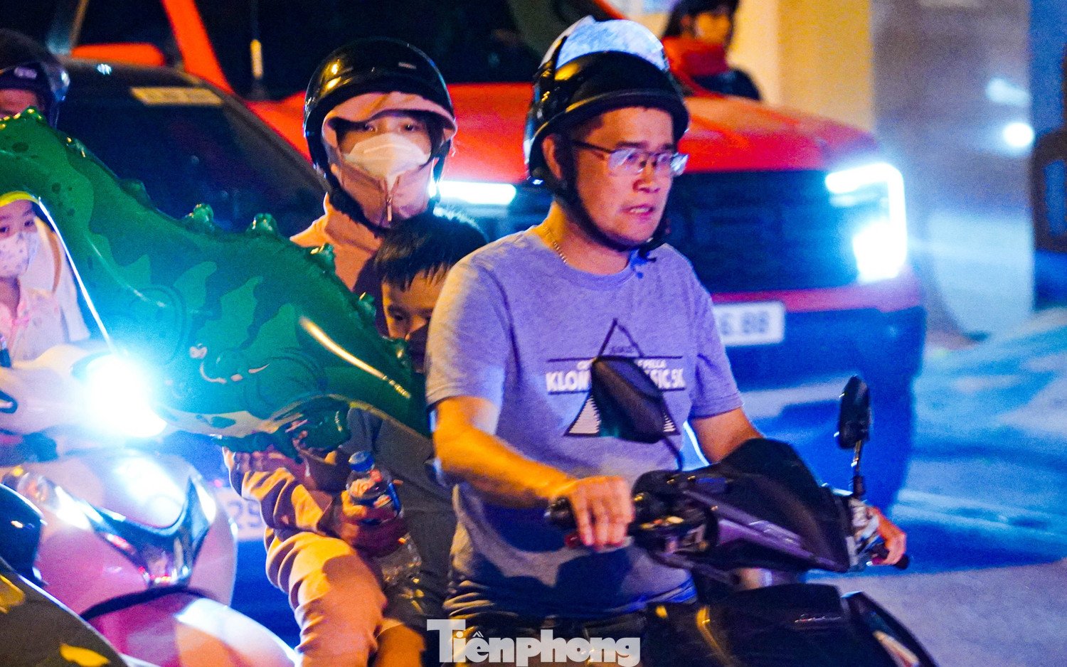 Khoảng 22h, dòng người bắt đầu rời trung tâm phố cổ, di chuyển chậm do đông đúc.