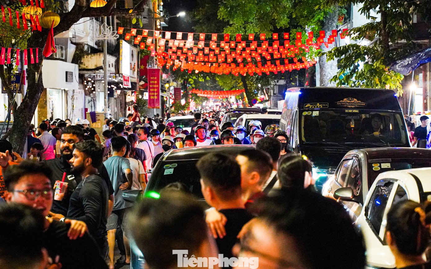 Ngay từ chập tối, khu vực ngã tư Hàng Mã – Hàng Gà đã ken đặc người và xe, giao thông ùn tắc.