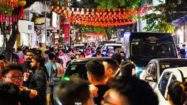 Biển người đổ về phố cổ Hà Nội vui tết Trung thu vui trung thu 2 1759623420 129 width1390height869