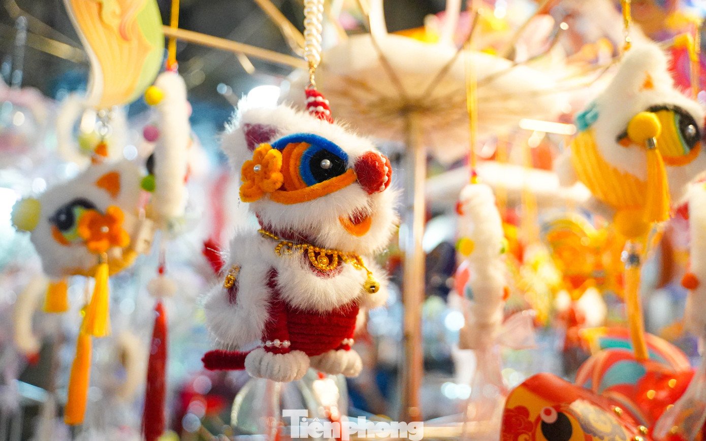 Vẫn như mọi năm, đồ chơi Trung thu truyền thống đa dạng về mẫu mã, màu sắc bắt mắt....