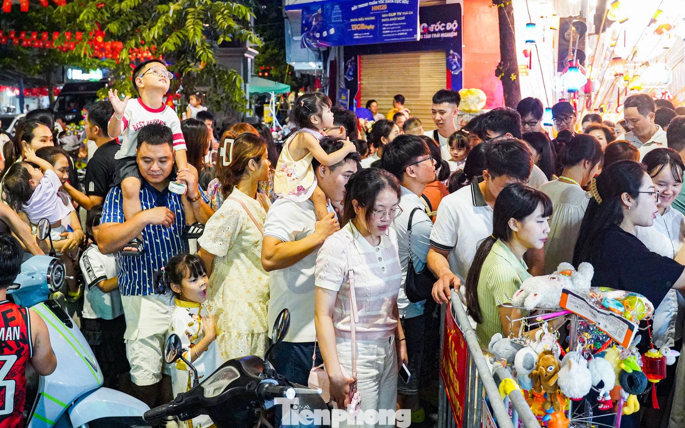 Biển người đổ về phố cổ Hà Nội vui tết Trung thu - 12