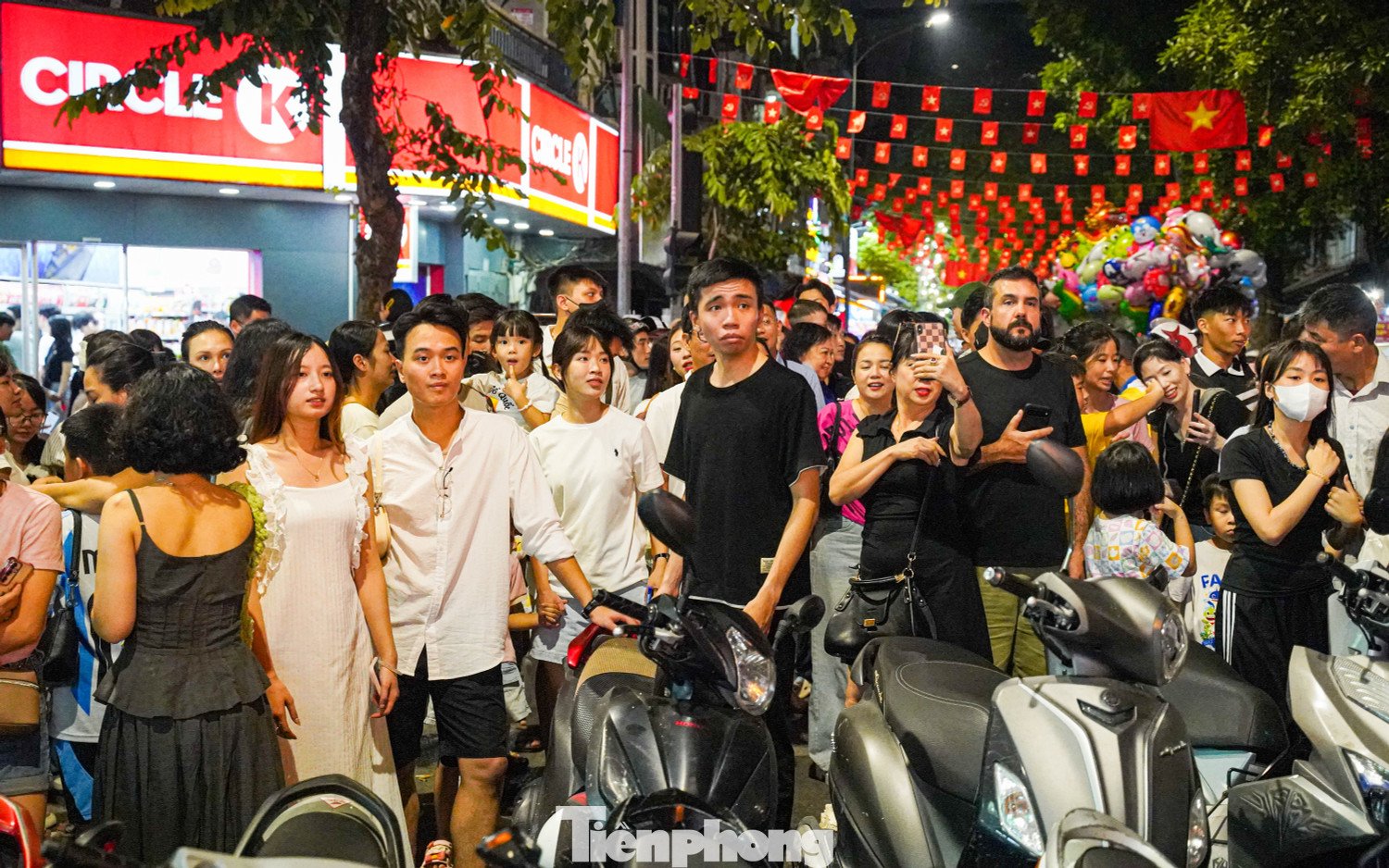 Có thời điểm phố Hàng Mã đông nghịt, dòng người ken cứng, khó di chuyển vào bên trong.